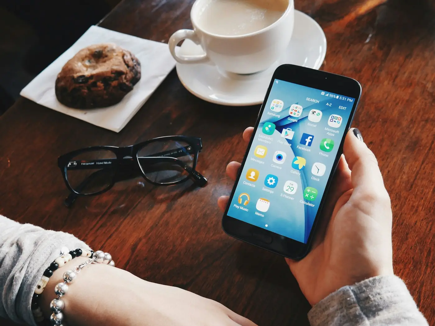 A phone on a café table